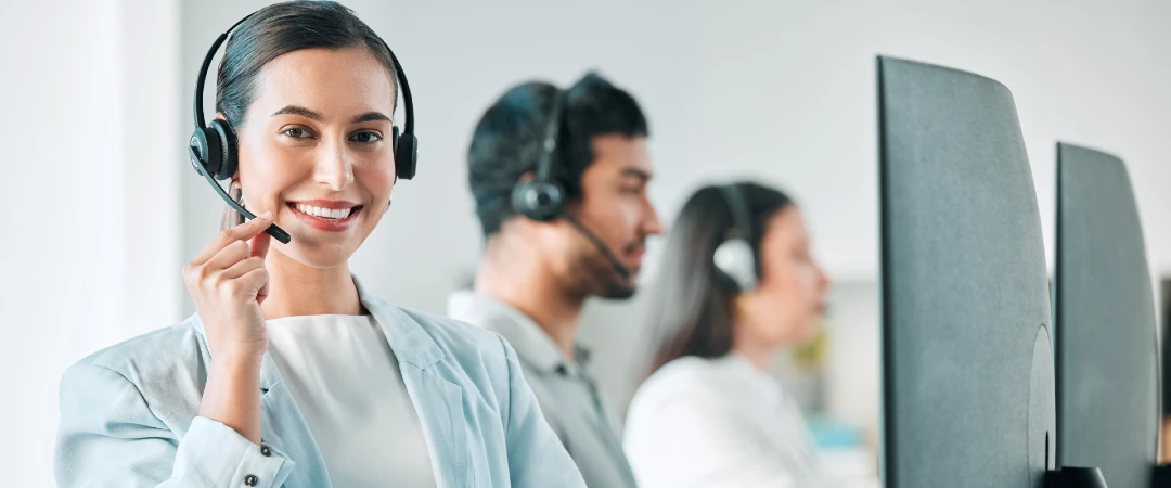 Spanish-speaking customer service agent assisting customers in a contact center